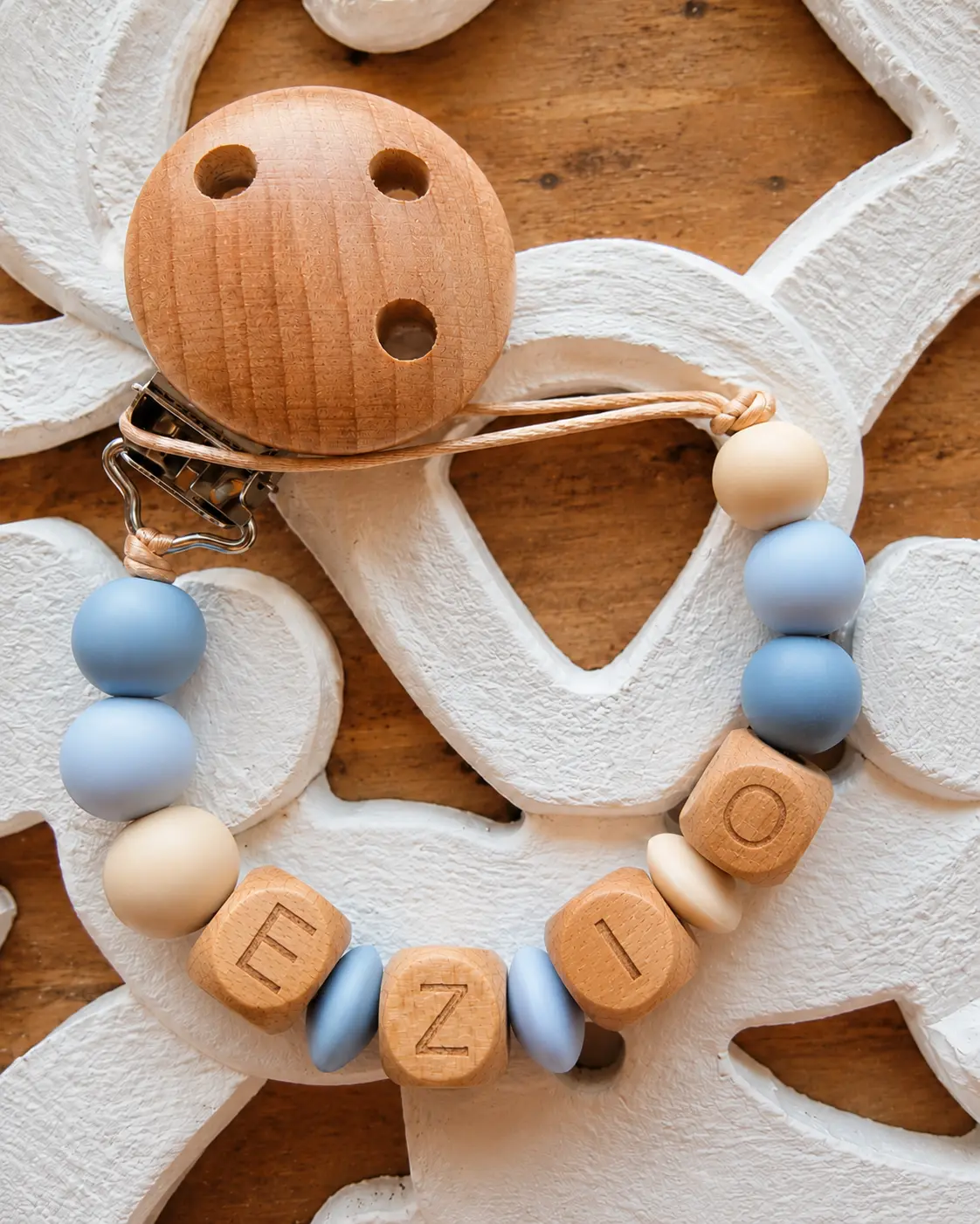 Cadeau personnalisé bébé avec attache tétine et accessoires personnalisables