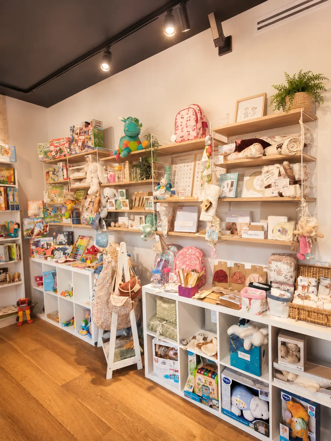 Univers boutique Maman Louve, concept store bébé et enfant à Fréjus