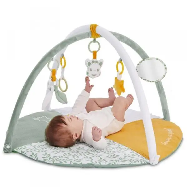 Tapis d&rsquo;éveil Sophie la Girafe disponible à la location chez Maman Louve à Fréjus